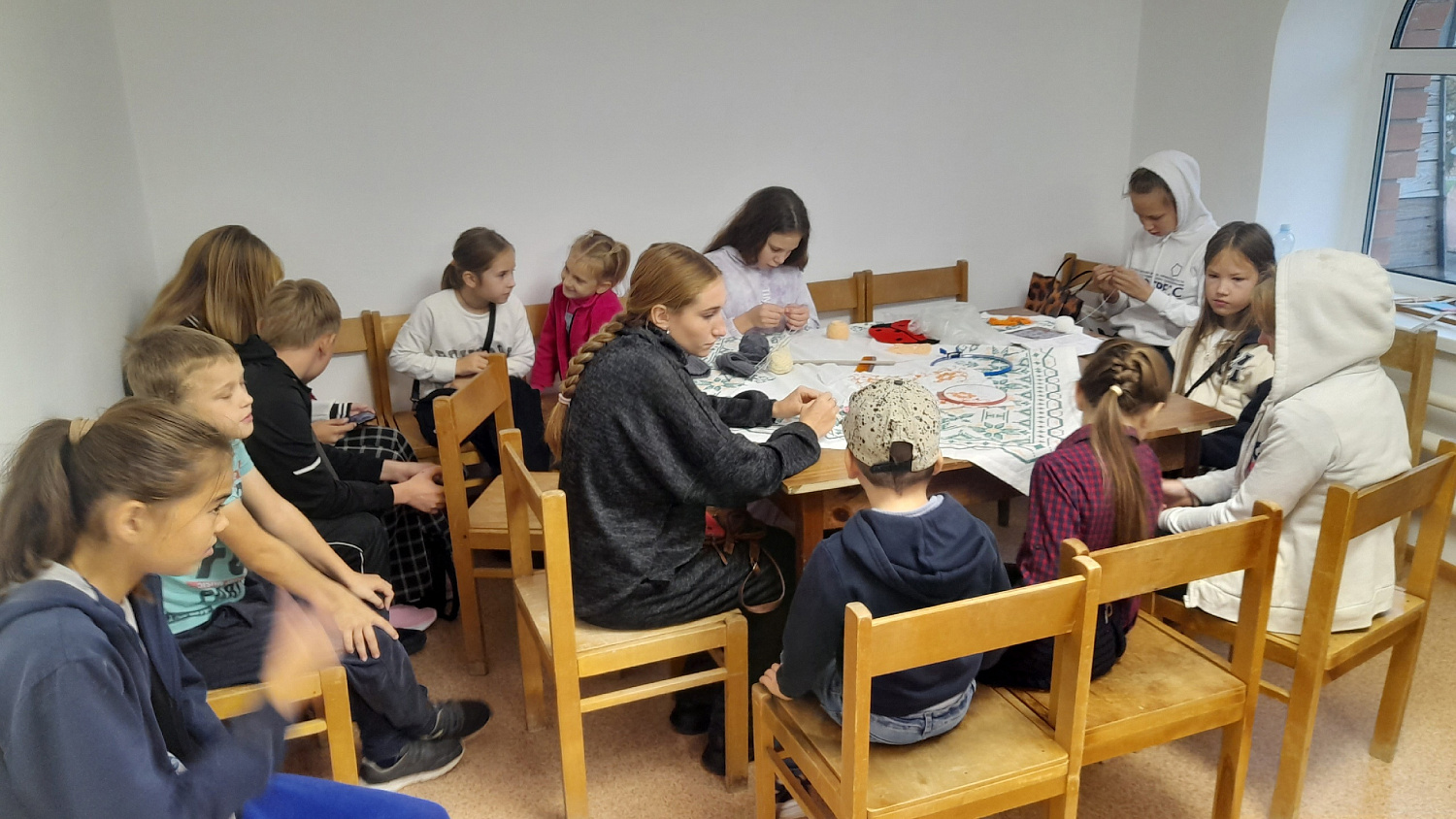 Дети на занятиях по рукоделию